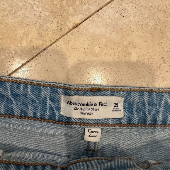 Abercrombie & Fitch Mid Rise A line Curve Love Shorts - Picture 2 of 3